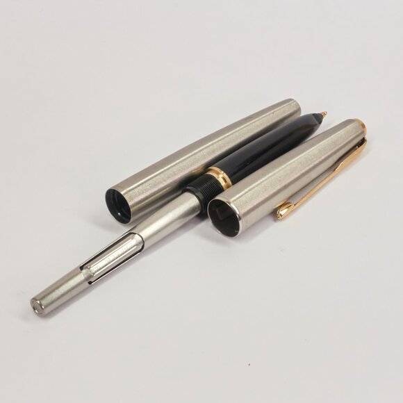 Parker 61 Flighter GT / Fountain Pen / Stainless Steel Body / Gold Trim - Picture 2 of 15
